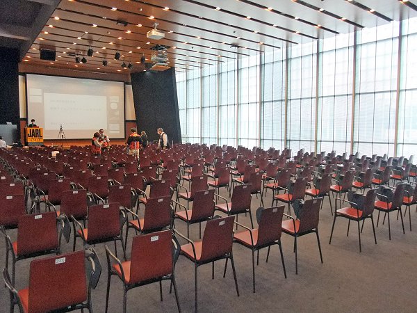 講演前の準備段階の武田ホール